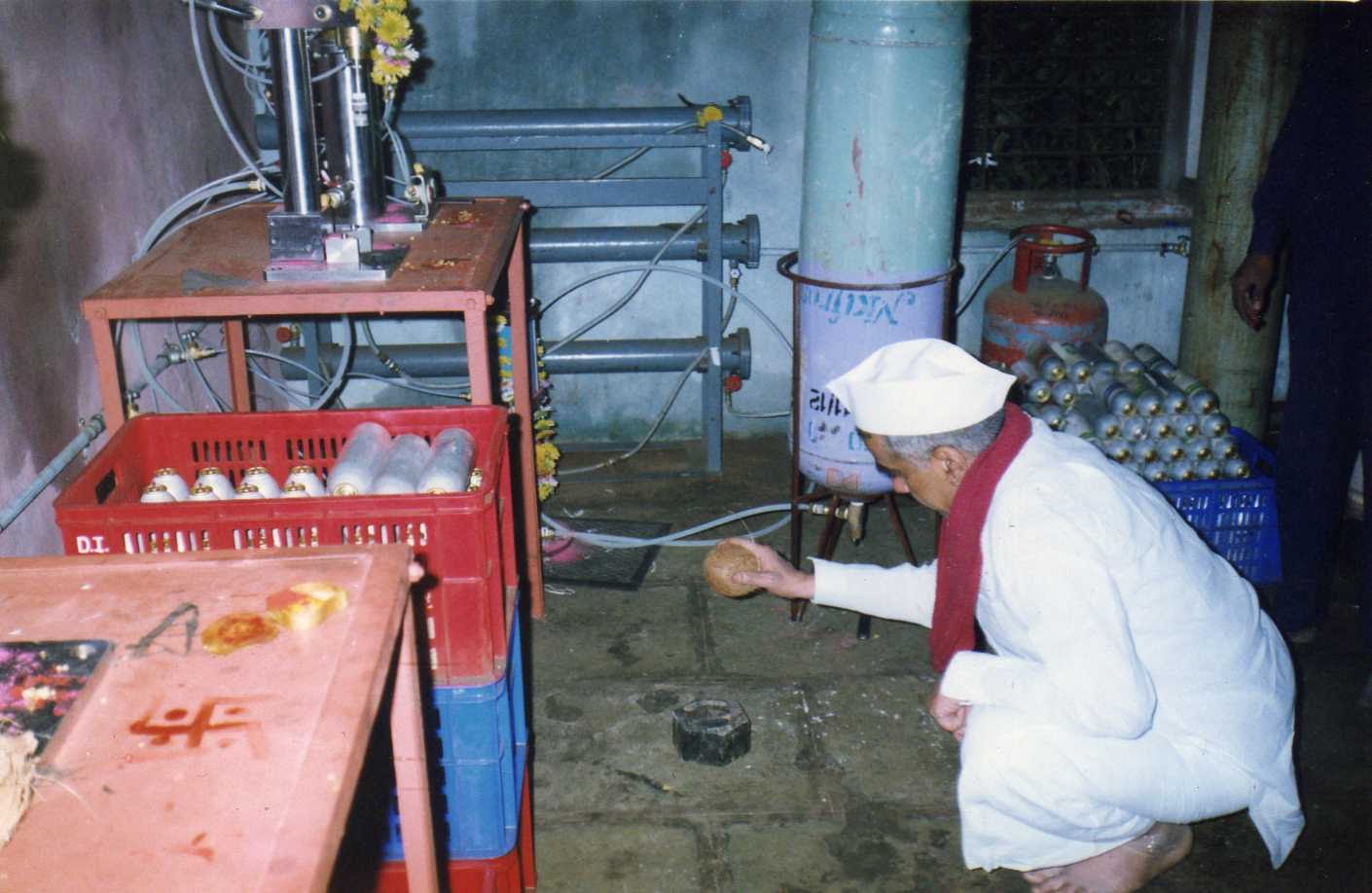 Late Shri Jugalkishorji Maniyar inaugrating the first manufacturing unit of Micron Aerosol in 1989